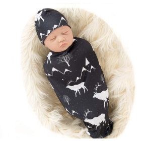 Rénszarvas mintás babatakaró és sapka